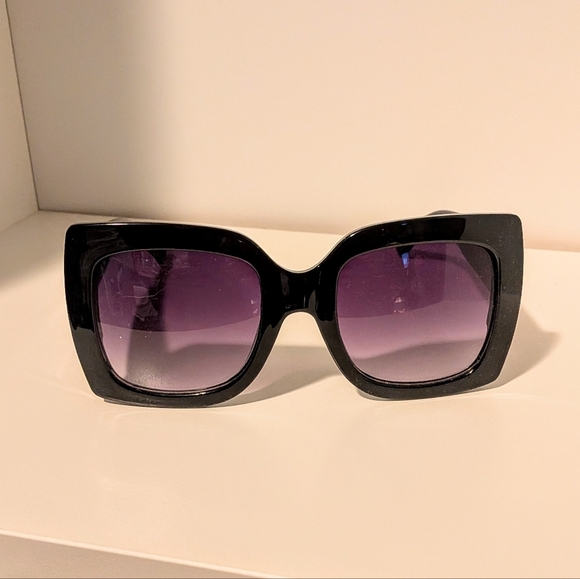 Accessories - Chic Black Sunglasses